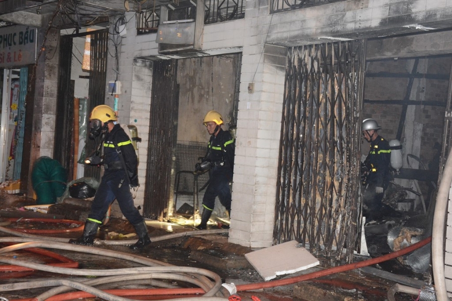 Linh cuu hoa pha cua, cuu 7 nguoi trong dam chay o Sai Gon hinh anh 9