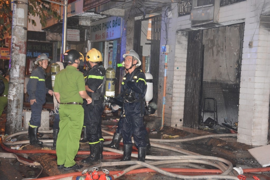 Linh cuu hoa pha cua, cuu 7 nguoi trong dam chay o Sai Gon hinh anh 10