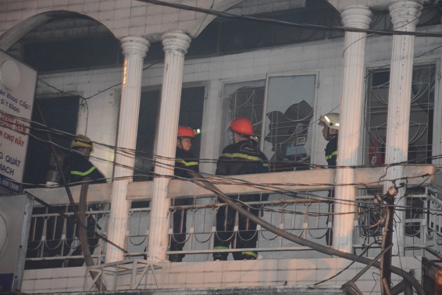 Linh cuu hoa pha cua, cuu 7 nguoi trong dam chay o Sai Gon hinh anh 11