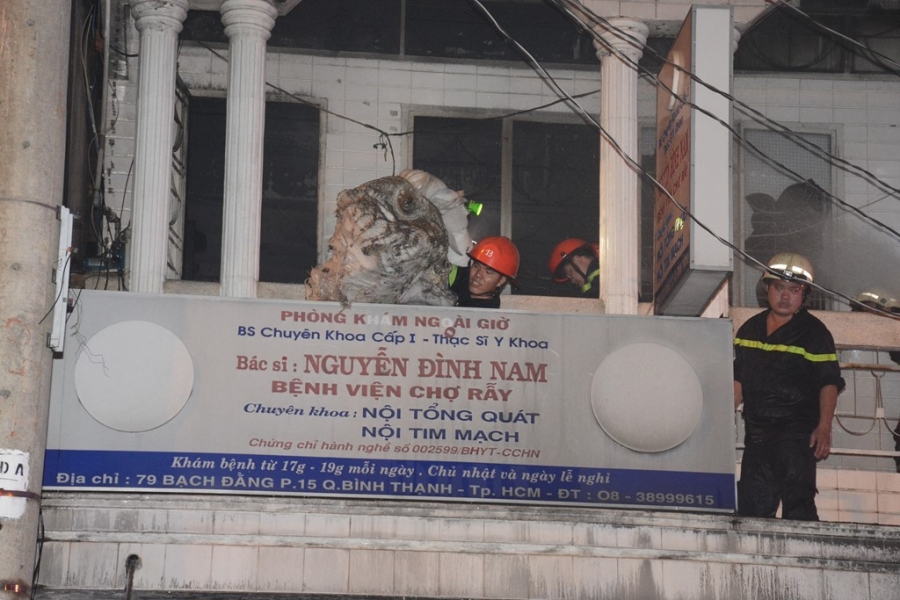 Linh cuu hoa pha cua, cuu 7 nguoi trong dam chay o Sai Gon hinh anh 12