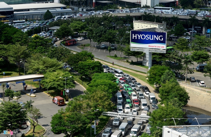 San bay Tan Son Nhat dang ket xe nghiem trong hinh anh 6