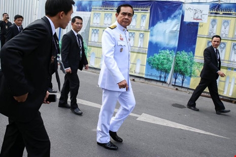 Thủ tướng Thái Lan Prayuth Chan-ocha (trang phục trắng) đến tòa nhà chính phủ ở Bangkok (Thái Lan) họp nội các ngày 4-1. Ảnh: REUTERS