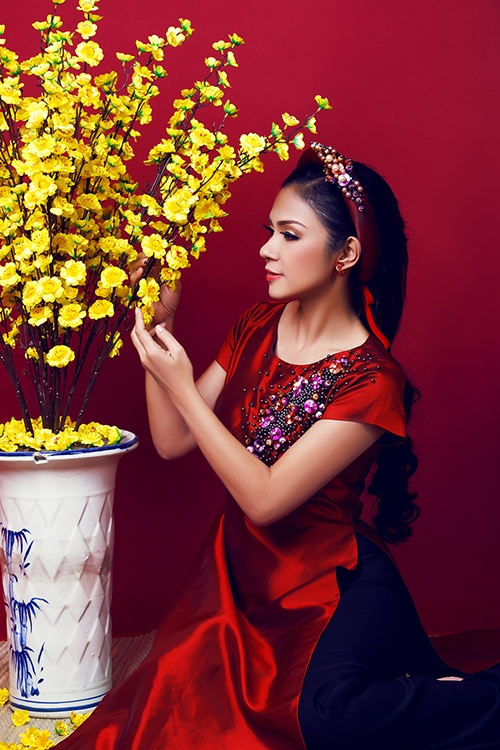 [Caption]Áo dài cổ thuyền rộng hoặc cổ thuyền bẹt là lựa chọn hàng đầu cho phụ nữ trung niên, giúp họ khoe được phần cổ đầy và gương mặt tròn phúc hậu.