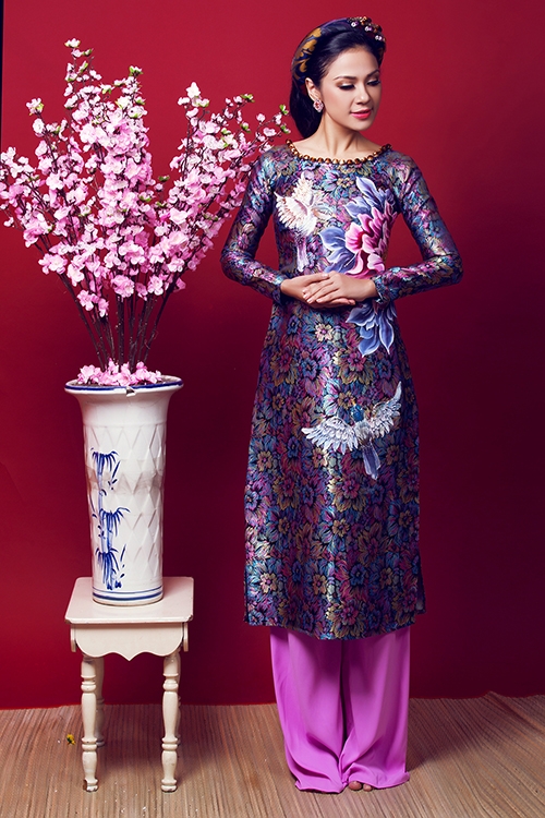 viet-trinh-rang-ro-trong-trang-phuc-ao-dai-gam-trung-nien-6