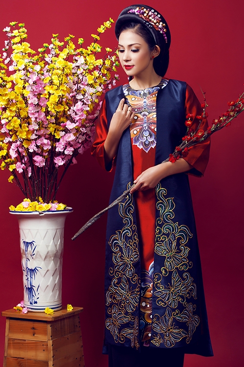 viet-trinh-rang-ro-trong-trang-phuc-ao-dai-gam-trung-nien-7