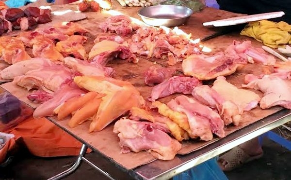 Cảnh giết mổ gà tại chợ: Bà nội trợ hãy 1 lần nhìn lại