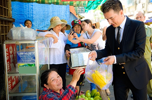 dam-vinh-hung-va-dan-trai-tre-gay-nao-loan-cho-cu-sai-gon-7