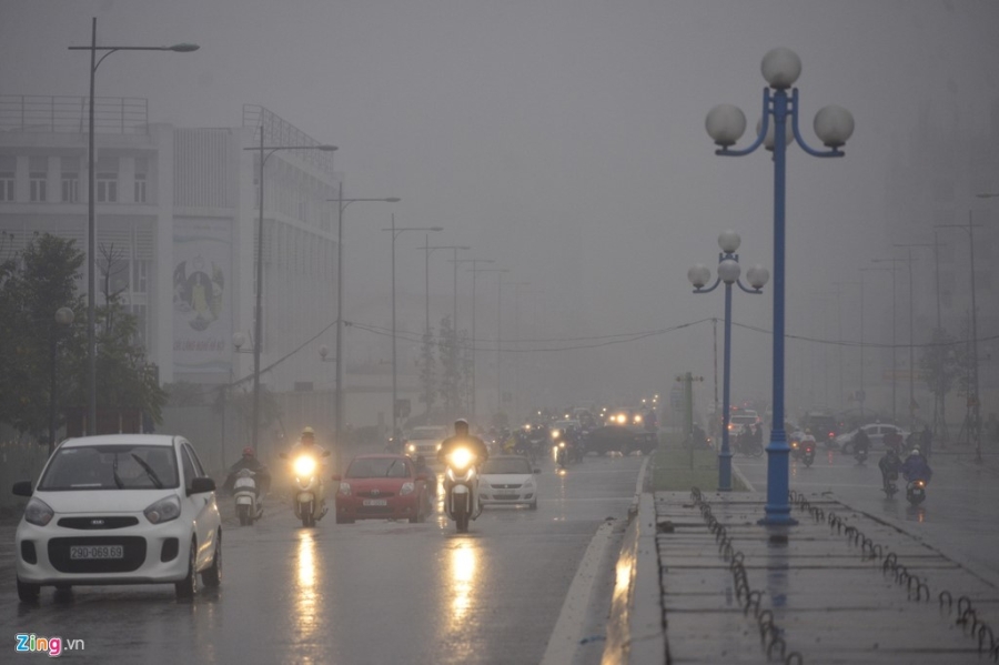 Duong pho Ha Noi un tac trong mua mu, troi toi sam hinh anh 2