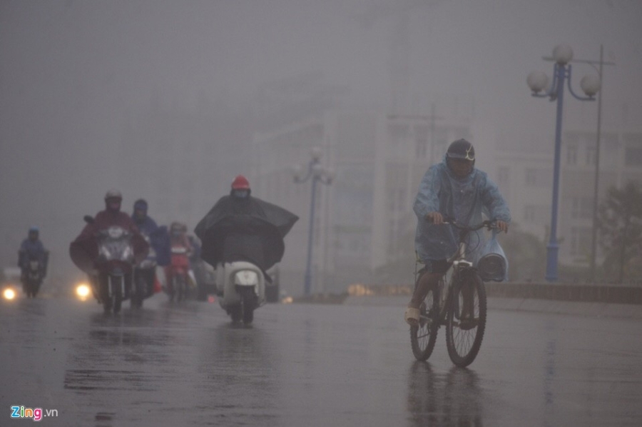 Duong pho Ha Noi un tac trong mua mu, troi toi sam hinh anh 4