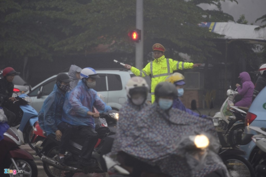 Duong pho Ha Noi un tac trong mua mu, troi toi sam hinh anh 5