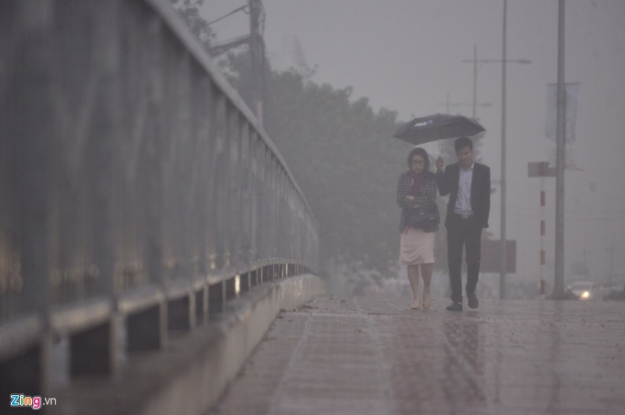 Duong pho Ha Noi un tac trong mua mu, troi toi sam hinh anh 6