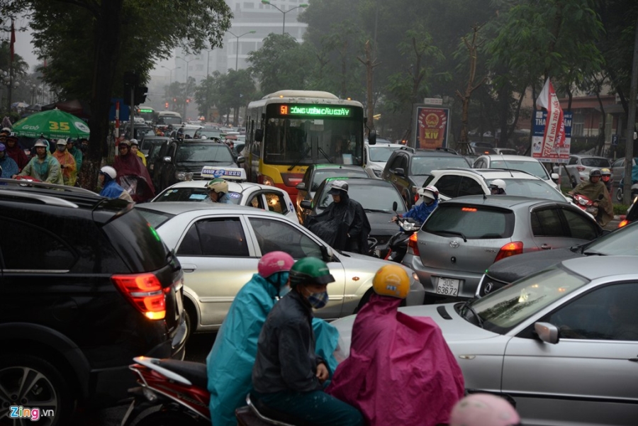 Duong pho Ha Noi un tac trong mua mu, troi toi sam hinh anh 6