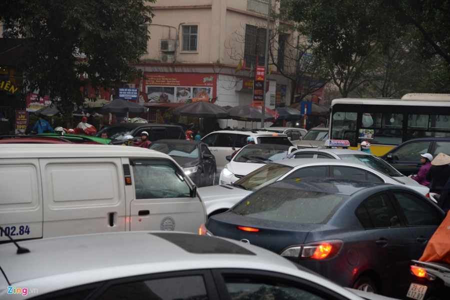 Duong pho Ha Noi un tac trong mua mu, troi toi sam hinh anh 10