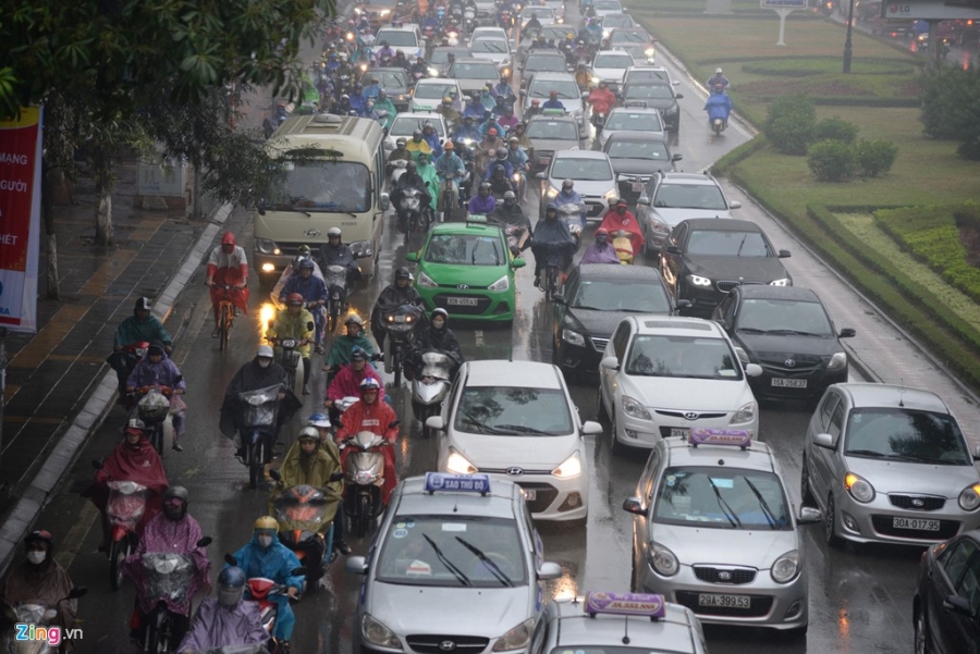 Duong pho Ha Noi un tac trong mua mu, troi toi sam hinh anh 11