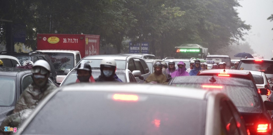 Duong Ha Noi roi loan trong mua, troi toi sam hinh anh 15