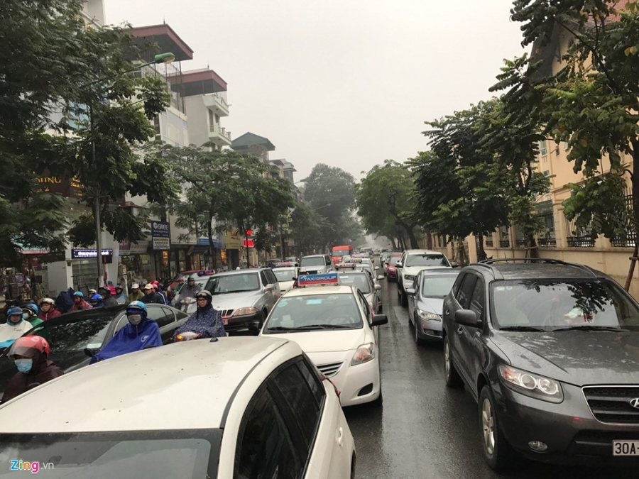 Duong Ha Noi roi loan trong mua, troi toi sam hinh anh 16