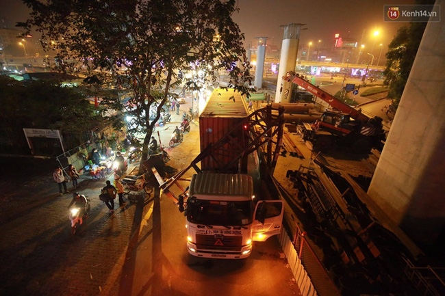 Hà Nội: Xe container húc đổ cổng hạn chế chiều cao, đường Xuân Thủy bị chặn lối - Ảnh 1.