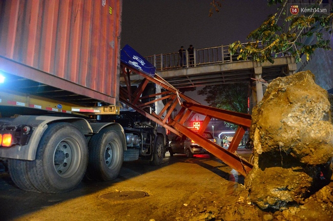 Hà Nội: Xe container húc đổ cổng hạn chế chiều cao, đường Xuân Thủy bị chặn lối - Ảnh 2.