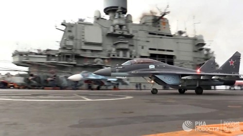 [ẢNH] Khoảnh khắc đẹp của tàu sân bay Nga tham chiến ở Syria ảnh 14