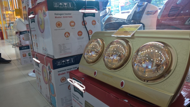 Loại đèn nhà tắm này có giá 1,3 triệu đồng nhưng giá hiện giảm còn 900.000 đồng cộng kèm nhiều quà tặng nhưng vẫn ế khách