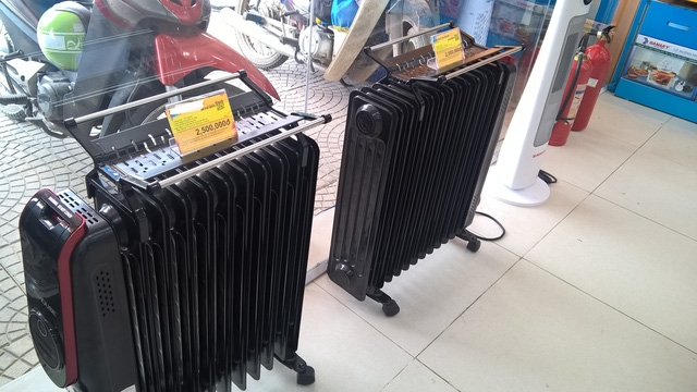 Các loại sưởi thanh, sưởi dầu 9 thanh và 12 thanh năm ngoái có giá rất cao từ 3 triệu, nâng dần đến 4 - 5 triệu đồng/máy. Năm nay giá giảm sâu, cộng kèm với quà tặng, nhưng rất ế ẩm.