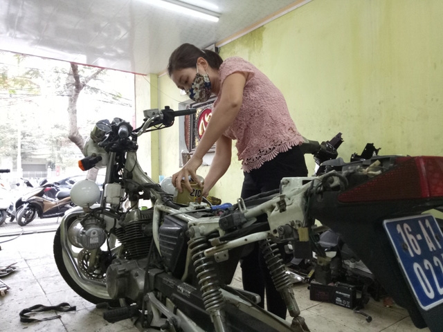 Chị Ngàn cho biết chị vẫn thường xuyên sửa xe phân khối lớn cho Công an Hải Phòng, và việc chạy thử xe trước khi giao cho khách là việc chị vẫn thường xuyên làm. 