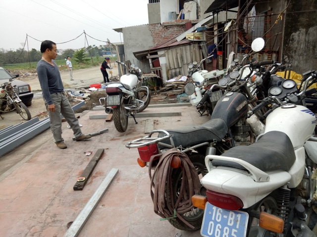  Tiệm sửa xe nơi chị Ngàn làm việc có khá nhiều xe biển xanh đang được sửa chữa. 