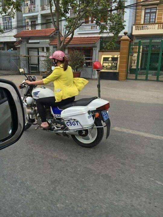  Hình ảnh chị Ngàn lái xe đặc chủng lan truyền trên mạng gây xôn xao dư luận. 