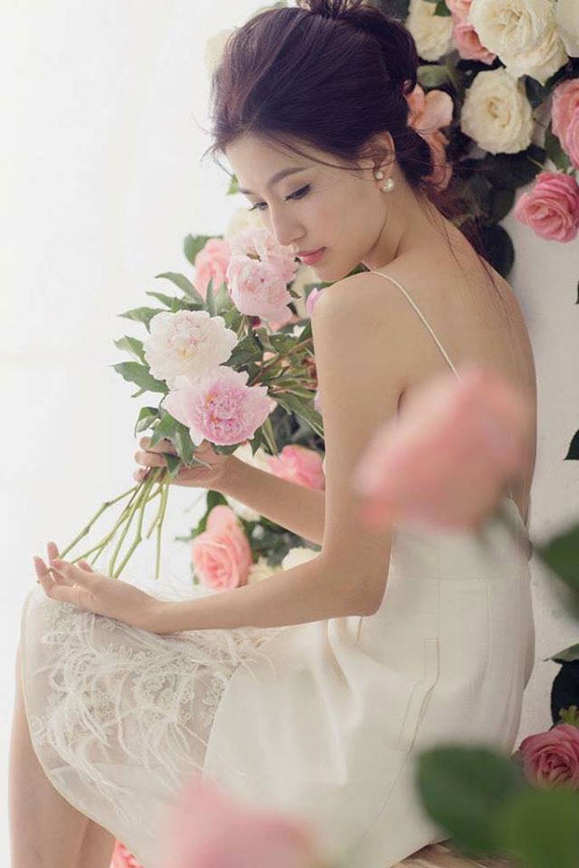 nu mc dep nhu hoa hau giup 