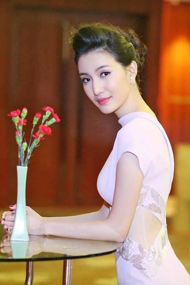 nu mc dep nhu hoa hau giup 