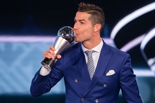 Ronaldo che gieu Messi sau khi nhan giai 'The Best' hinh anh 1