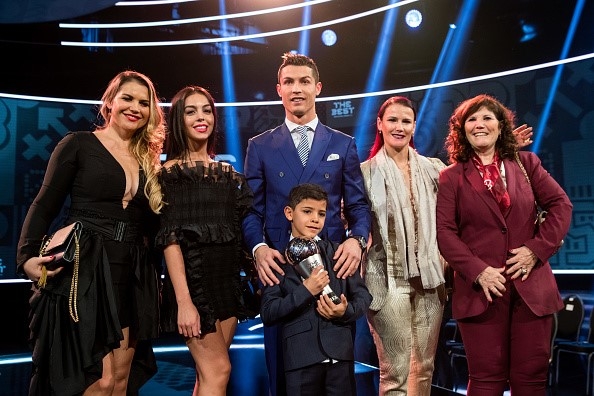 Ronaldo che gieu Messi sau khi nhan giai 'The Best' hinh anh 2