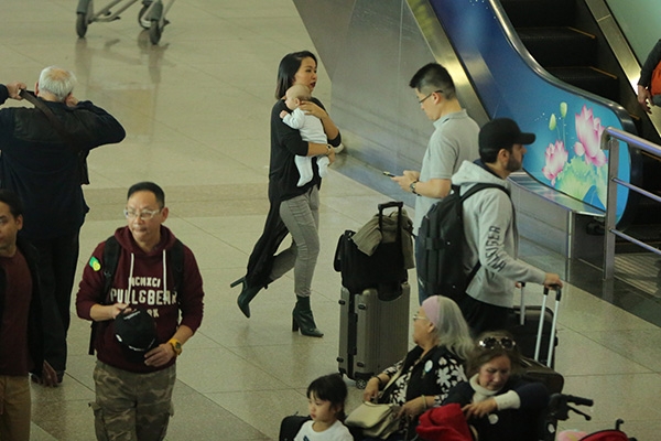 thao-trang-dua-con-trai-tu-my-ve-nuoc-an-tet-1