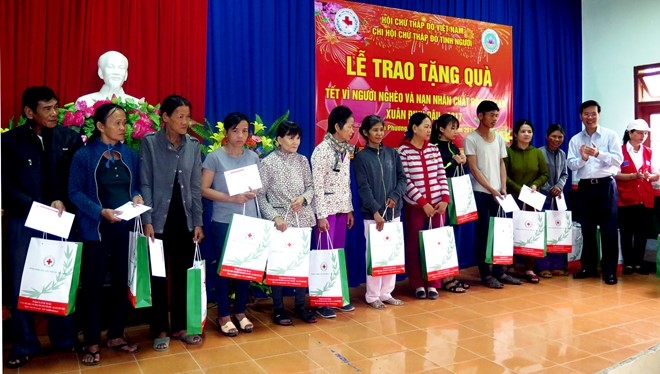 Truong ban Tuyen giao Trung uong tang qua Tet nguoi ngheo hinh anh 1