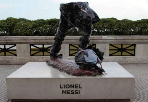 tuong-messi-o-argentina-bi-cat-mat-nua-tren