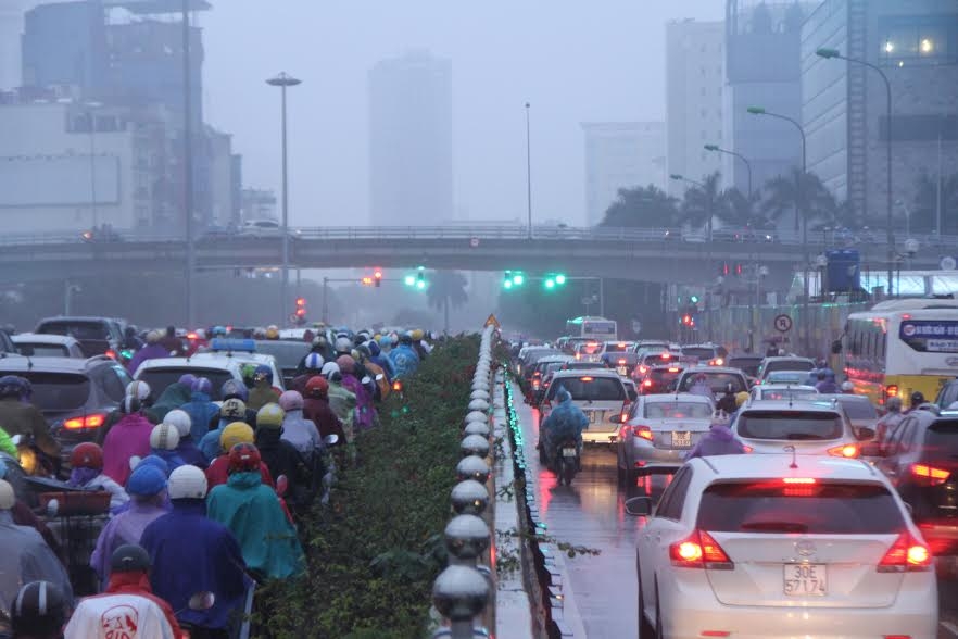 Hà Nội mưa rét, nhiều đường tắc trầm trọng