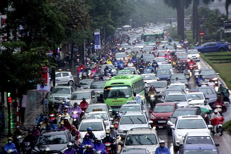 Hà Nội mưa rét, nhiều đường tắc trầm trọng
