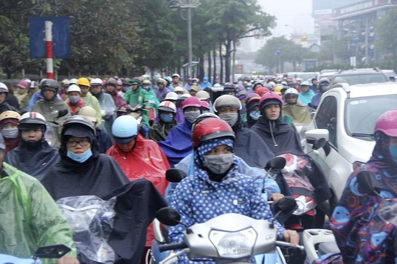 Hà Nội mưa rét, nhiều đường tắc trầm trọng
