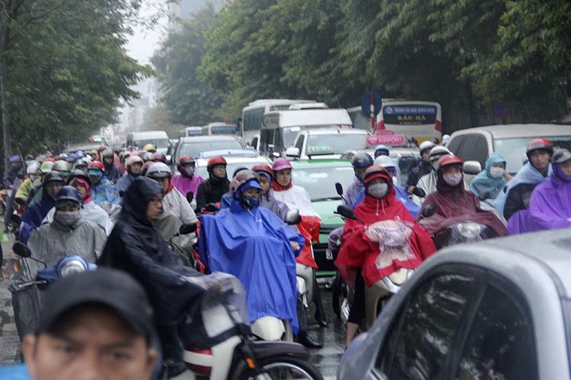 Hà Nội mưa rét, nhiều đường tắc trầm trọng
