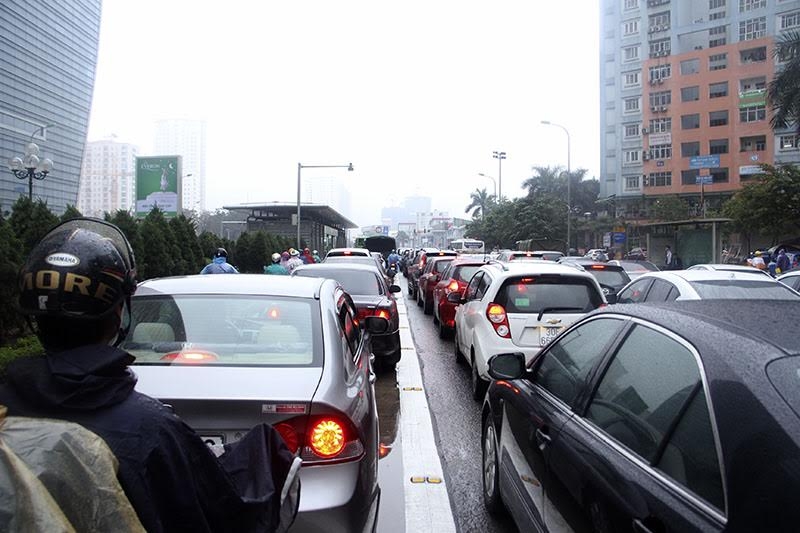 Hà Nội mưa rét, nhiều đường tắc trầm trọng
