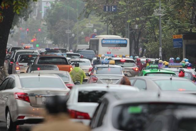 Hà Nội mưa rét, nhiều đường tắc trầm trọng