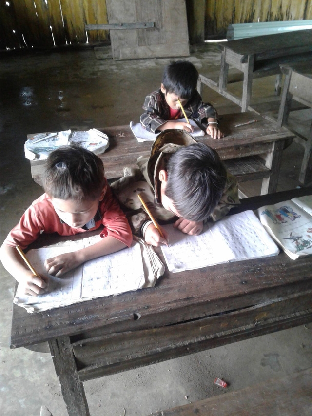 Bàn ghế trong lớp học của thầy Tuấn được nhiều người cho rằng, có thể có từ khoảng hơn 10 năm trước (ảnh Trần Tuấn) 