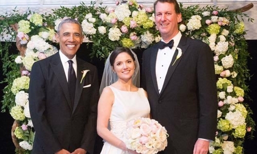 Ông Obama chụp ảnh với đôi vợ chồng mới cưới. Ảnh: