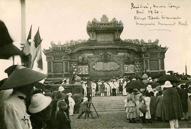 Bia Quốc Học được khánh thành vào năm 1920 (ảnh: TS. Trần Đình Hằng, Phân viện trưởng Phân viện Văn hóa nghệ thuật Việt Nam tại Huế cung cấp) 
