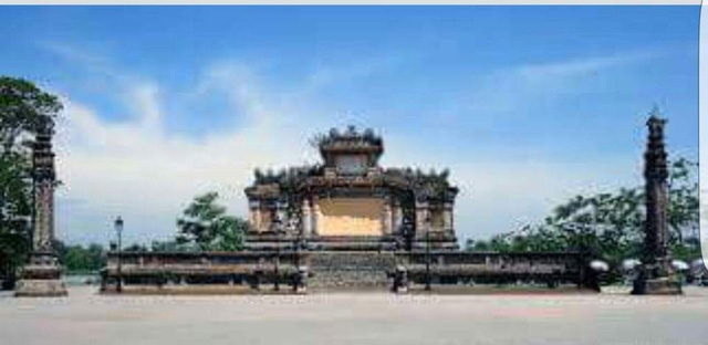 Bia Quốc Học cũ (ảnh: facebook)