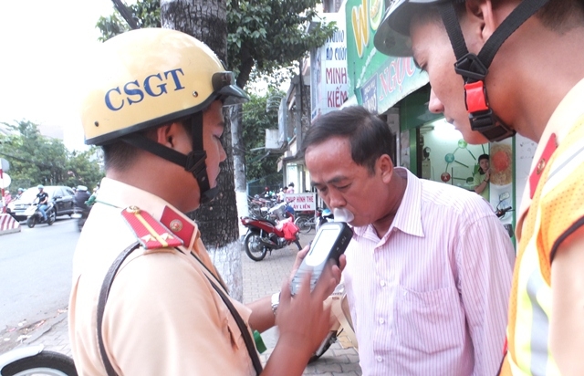  Khi bị CSGT kiểm tra nồng độ cồn, ông Lắm cố tình thổi không đúng cách nên buộc phải đi vào bệnh viện lấy máu kiểm tra 