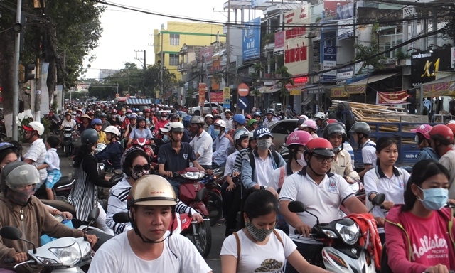  Vụ việc xảy ra vào giờ cao điểm nên phương tiện qua lại khu vực này gặp khó khăn 