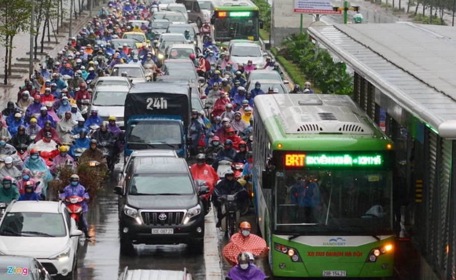 Buyt nhanh BRT 'bat luc' giua dong xe co trong mua lanh hinh anh 3