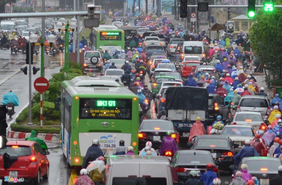 Buyt nhanh BRT 'bat luc' giua dong xe co trong mua lanh hinh anh 4