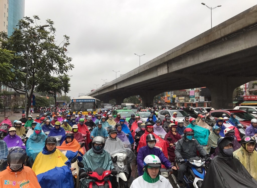 Buyt nhanh BRT 'bat luc' giua dong xe co trong mua lanh hinh anh 5